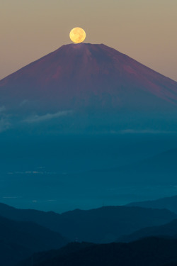 cornersoftheworld:  Mt. Fuji, Japan | by shinichiro*_busy 