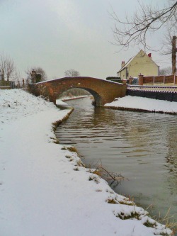 vwcampervan-aldridge:  Thick Snow at Brawn’s Bridge, Rushall,