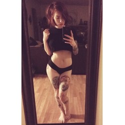 voxamberlynn:  One day I’ll have round hips while standing