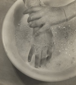 grupaok: Ringl + Pit (Ellen Auerbach & Grete Stern), Soapsuds,