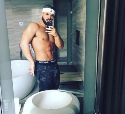 nirv-asana:  imloggingoff:  Stop trying to make this happen Drake