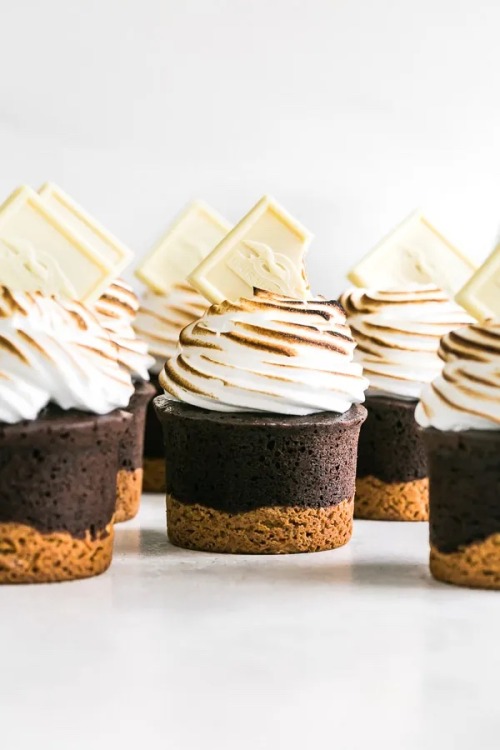 fullcravings:  Mini Caramel S’mores Cakes