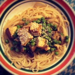 Spicy Thai peanut tofu with lots of veggies and some pasta 👌😍