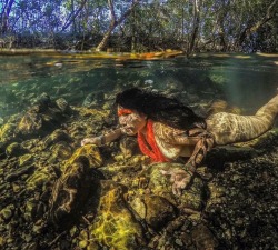 the-great-orenda: mamoyguara:  Akuku Kamaiurá mergulha no Rio São Miguel, Chapada dos Veadeiros. #projetoindiosbrasileiros #indiosbrasileiros #ricardostuckert  Akuku Kamaiurá plunges into the São Miguel river. 