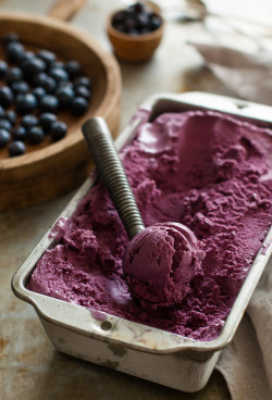 foodffs:  Roasted Blueberry Balsamic Goats Cheese Ice CreamReally