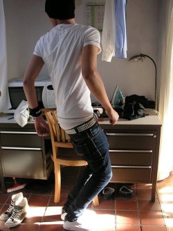 sagginboys:  Sagging in the jeans and tightly whities. Lose the