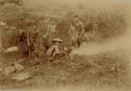 Igorote carriers cooking their dinner. Sablan, Benguet – 1900.   Via Eduardo de Leon.  