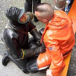 guysinrubberdrysuits:  Rubber Divers & Drysuits from the