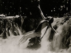 vivipiuomeno: Annette Kellerman, actress and swimmer, still from