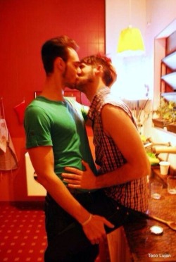 truegaylove:  truegaylove: -Showing the True Gay Love to the