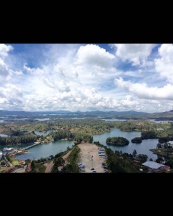 #guatape #pueblo #Colombia #elpenol #elpeñol #bigassrock almost