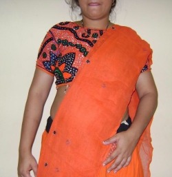 prythm:  Desi Bhanhi showing her new dress ¼ Follow http://prythm.tumblr.com/