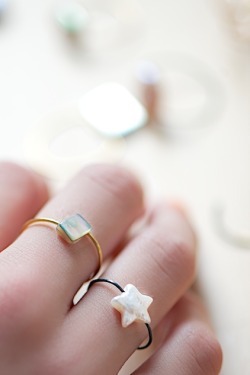 wattlebirdblog:  DIY wire rings with beads via Lebenslutiger