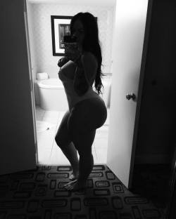 elkestallion:  Good morning….☀️ #iloveElke #curves #thick