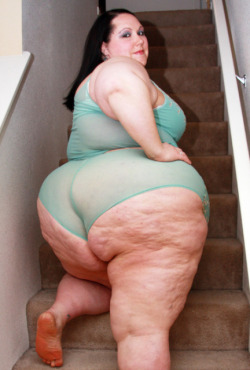 gwen-sational:  Tuesday Guest AssÂ : Phat PhoebeÂ   Another favourite of mine from a while back, great webcammerÂ 