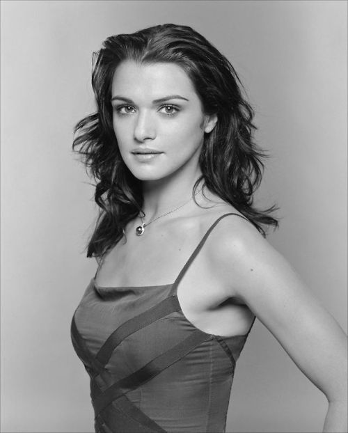 Maszületettcsaj:   Rachel Weisz (1970)Fény az óceán felett, Ifjúság, A homár, A Bourne-hagyaték, Komfortos mennyország, Szélhámos fivérek, A forrás, Az elszánt diplomata, Constantine - A démonvadász, Az ítélet eladó, Egy fiúról,