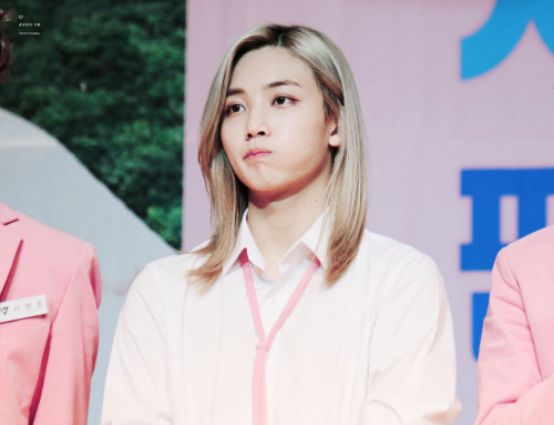 pledis17:   Â© ìœ¤ì •í•œì˜ ê°€ì„Â || do not edit/crop photo! [â˜†]  