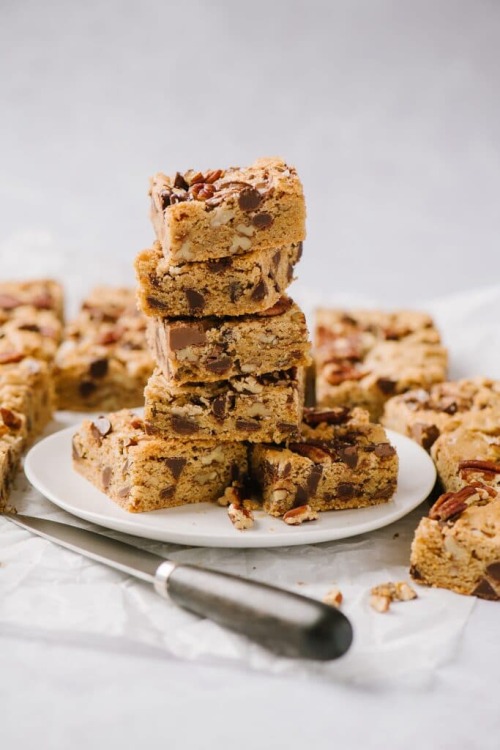 yummyinmytumbly:  Salted Brown Butter Pecan Blondies