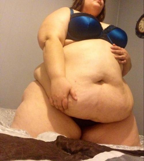 jigglybellies:  mygfgotfat:  3-2014 Plump.  OMG She’s amazing!! 