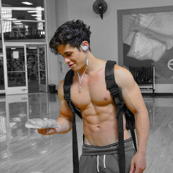 sixpackde:  https://www.tumblr.com/blog/sixpackde