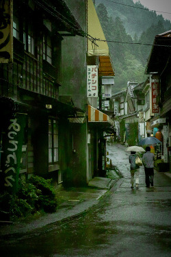 bluepueblo:  Sidestreet, Ochiaist, Japan photo via fyjapan 