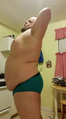 confessionsofacubbybear:  And big stretch.   Getting up at 4:30