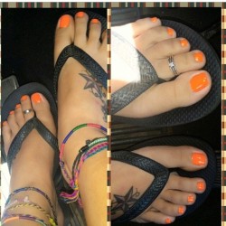 ifeetfetish:  @gotmilkyway84 #flipflops #barefeet #beautifulfeet