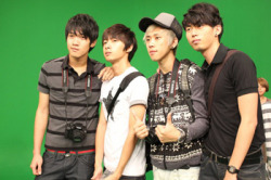 cutie pie 徐星杰 (2nd Left) looks better in this hairstyle