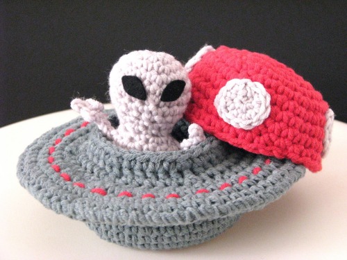 hybrid-alien:    A crochet alien & its crafty UFO    
