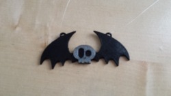 I got a bat-skull necklace 3D-printed from the library! 