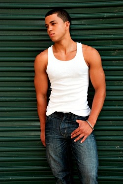 freakdreamofme:  I want him..those arms are nice 