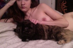 naked-yogi:she’s wearing a tiny little glass pendant with the
