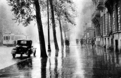 fewthistle:  Grand Boulevard, Paris. 1930.  Photographer: Léonard