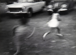 joeinct:Untitled (2 Children Running, 2 Cars), Photo by Leon