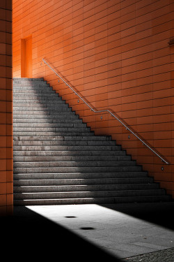 hiromitsu:  Red stair by 96dpi on Flickr.