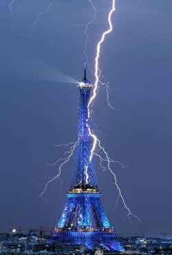 vahc:  This remarkable shot of a forked lightning bolt streaking