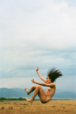 flashofgod:  Ryan McGinley, Ann - Slingshot, 2007. 