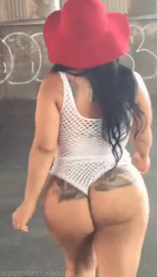 phattyculo:  SMASH OR PASS??? CLICK LINK TO SEE HER BIG BOOTY