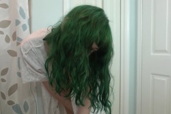 uncorpse:  tokyoluv:  seaweed girl  art/pale/glow/fashion 