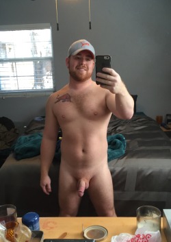 puppycub:  so hot…. beefy and hat …. :)