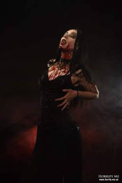 baby-vampir3:  More pictures from my vampire photoshoot the other