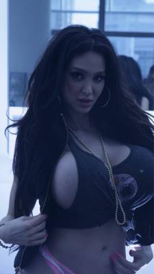 zarakane:  Really love this pic of Amy Anderssen.Ok, not just