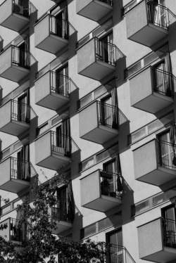 moreorlens:  Serial balconies 