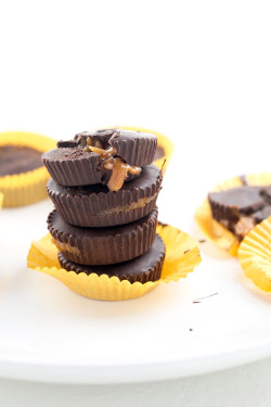 veganfoody:  Vegan Caramel Peanut Butter Cups5 ingredients, dairy