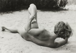 lightnessandbeauty:Raoul Hausmann - Nu féminin, jambe levée,