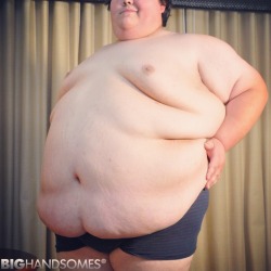 bighandsomes:  The roundest bellies around!  
