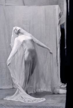 madivinecomedie:  Arnold Genthe. Martha Graham 1928 