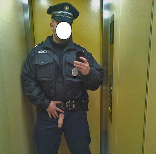 guyspantsdown:  Policeman self pic