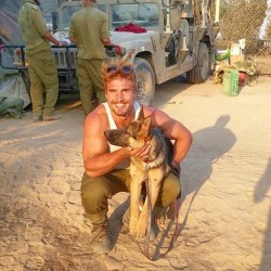 menandtheirdogs:  A Soldier and his pup. What’s not to love.   
