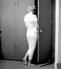 summers-in-hollywood:  Marilyn Monroe getting ready, 1952. Photo